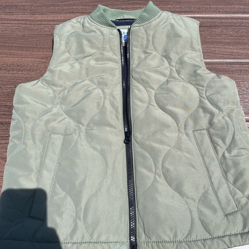 Old Navy boy’s quilted vest, size 10-12